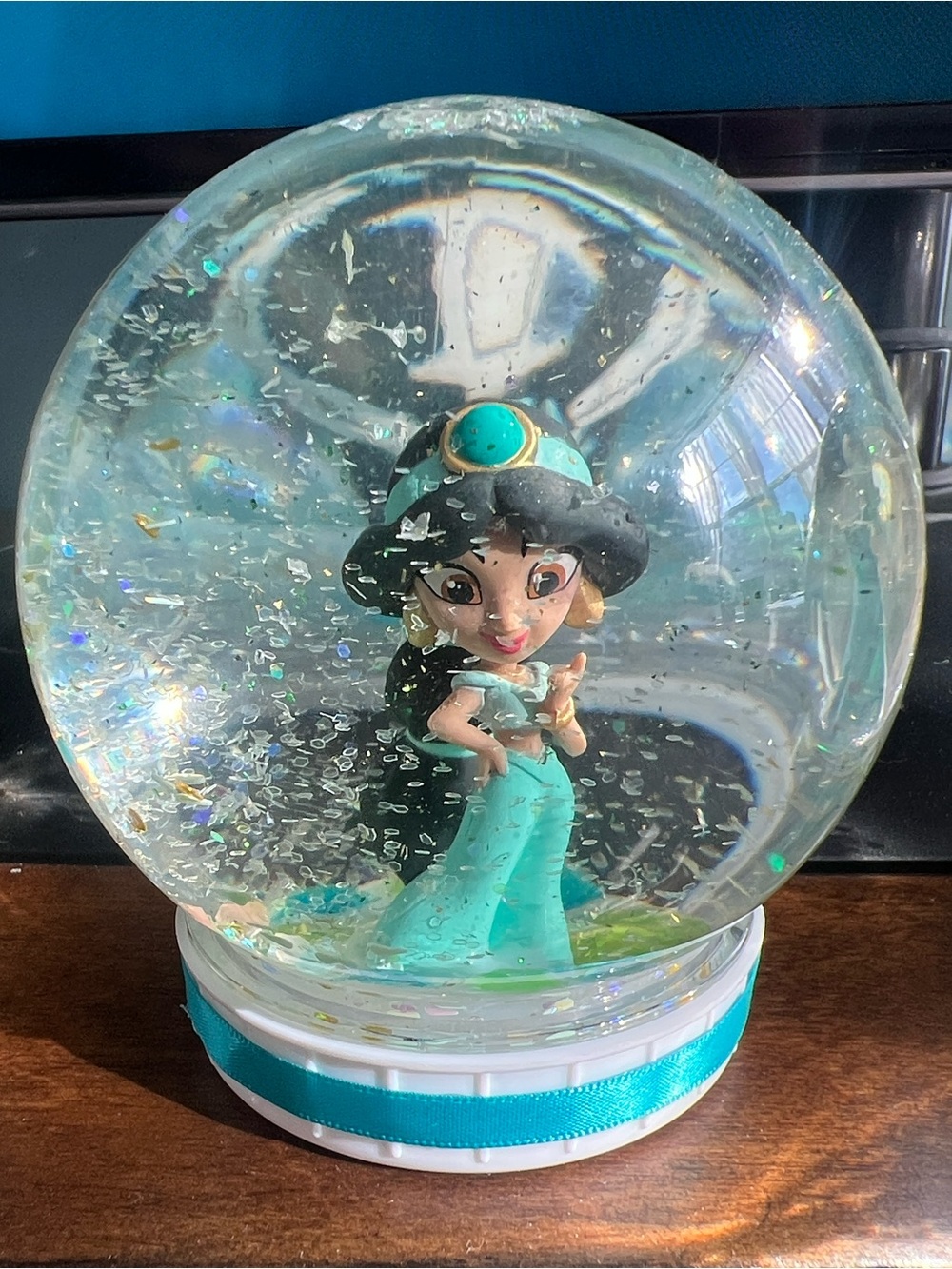 Princess Jasmin Glow Snow Globe